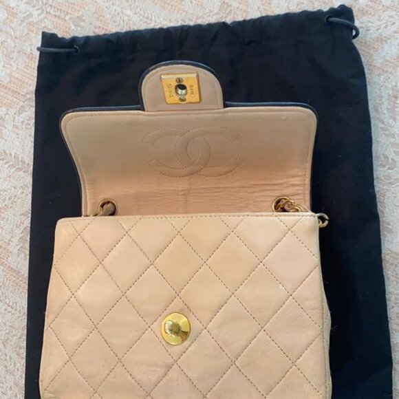 Chanel Classic Quilted Lambskin Leather Bag - Picture 3 of 16